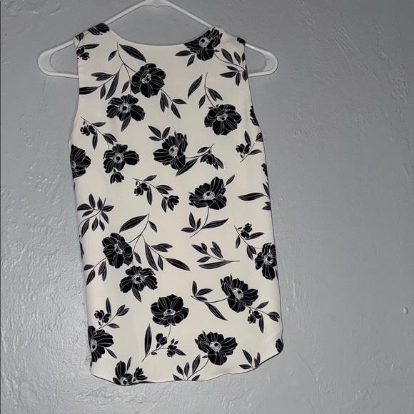 Floral Sleeveless Top - Black and White 8 - Picture 6 of 8